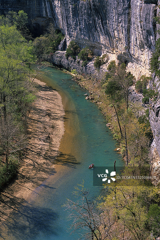 在布法罗河沿岸的皮划艇爱好者图片素材