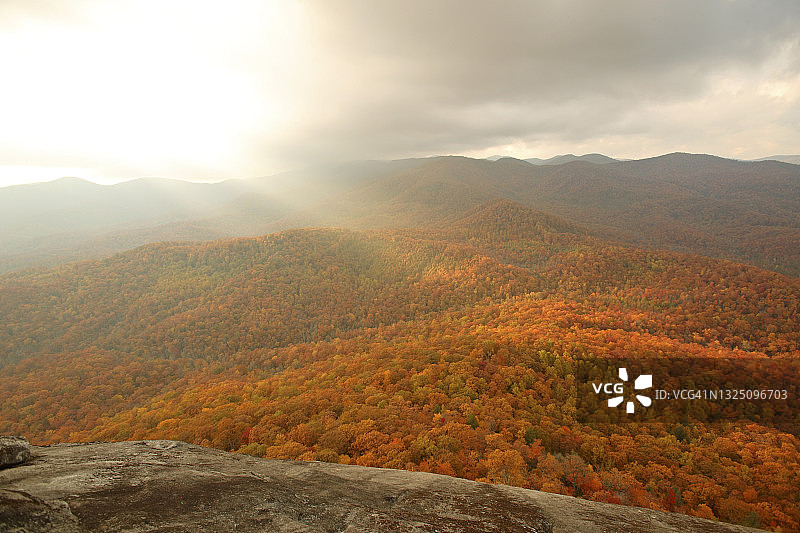 北卡罗来纳州观景岩顶峰的阳光和秋色图片素材