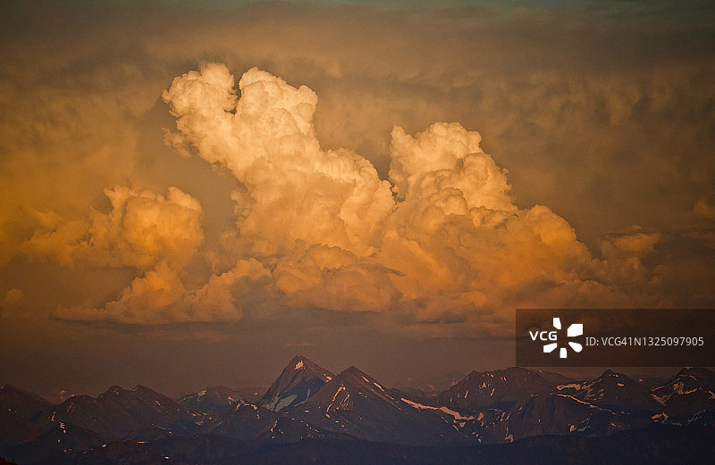 徒步前往银尖山图片素材