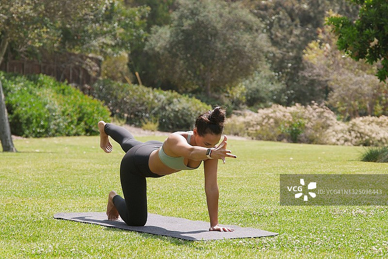 做瑜伽图片素材