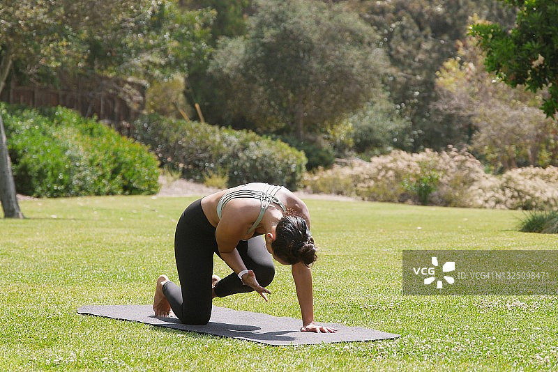 做瑜伽图片素材