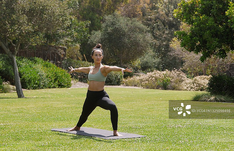 做瑜伽图片素材