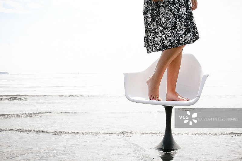 站在椅子上图片素材