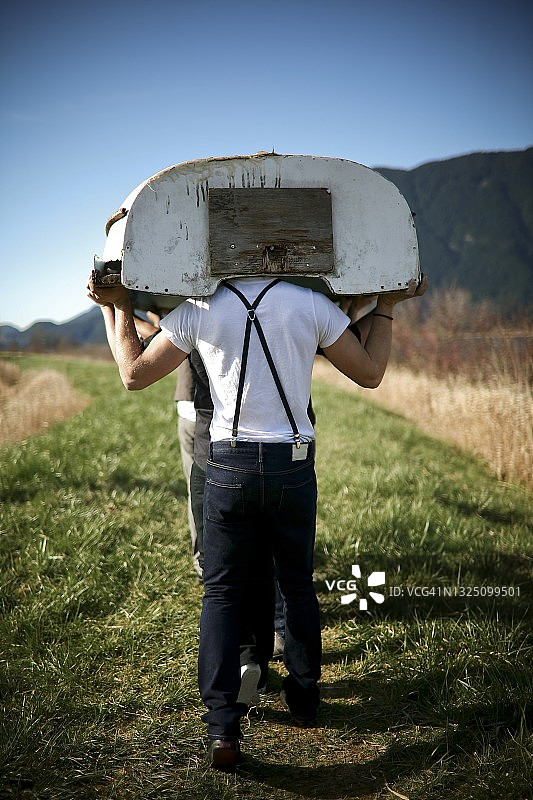 男人们抬着船图片素材