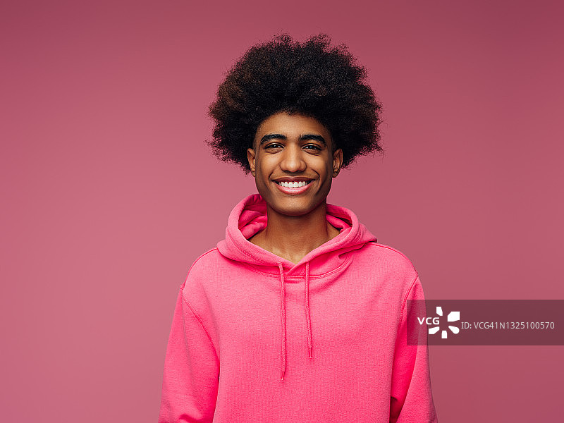 戴帽衫的非裔美国男子图片素材