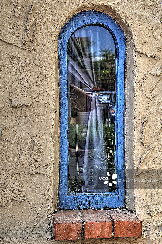 墙上的蓝色窗户图片素材