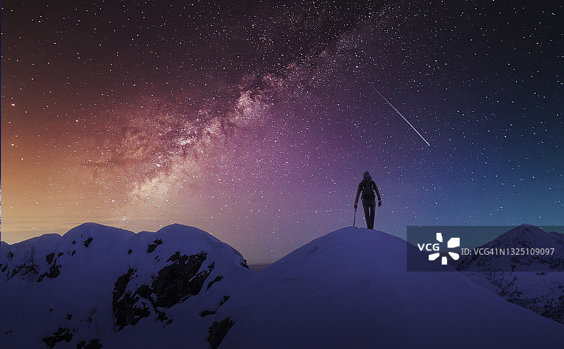 攀登者看陨星图片素材