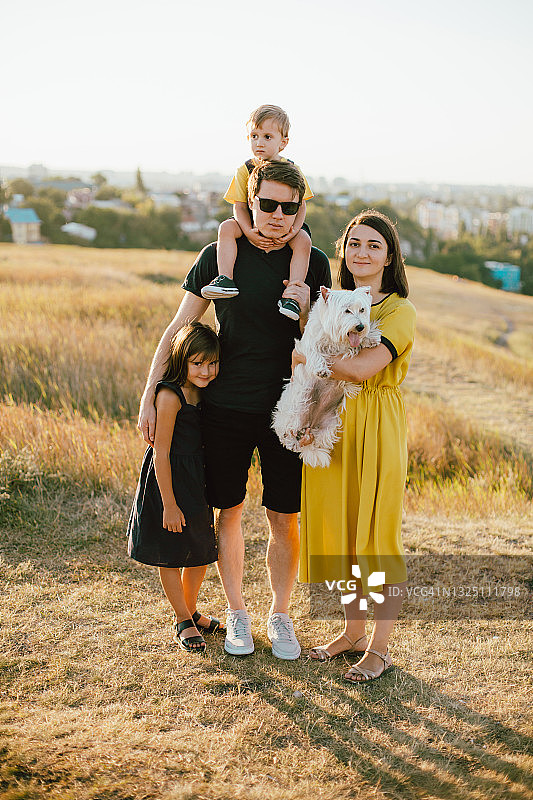 幸福家庭在郊外度过美好时光图片素材