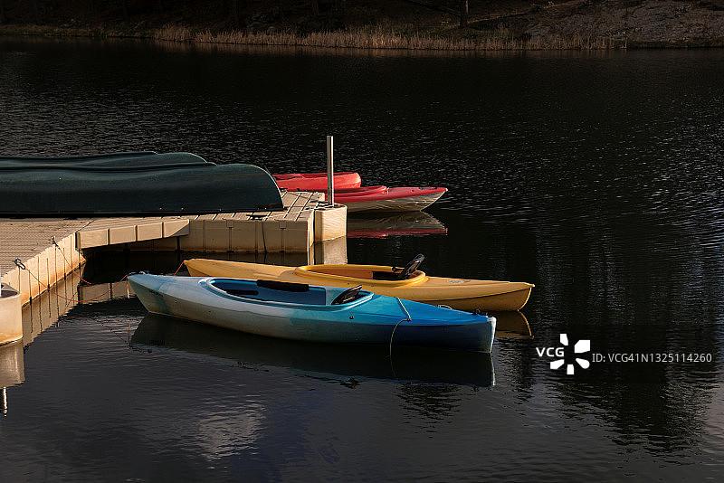 湖面上的彩色独木舟和皮划艇图片素材