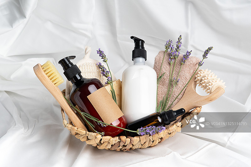 含薰衣草的天然化妆品，用于皮肤护理、身体护理和头发护理。组合包括清洁保湿霜和皮肤清洁按摩刷图片素材