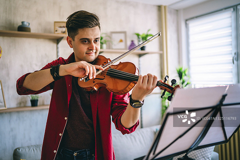 在家练习的小提琴家图片素材