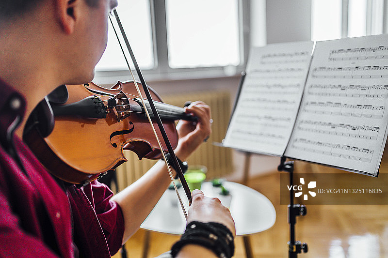 在家练习的小提琴家图片素材