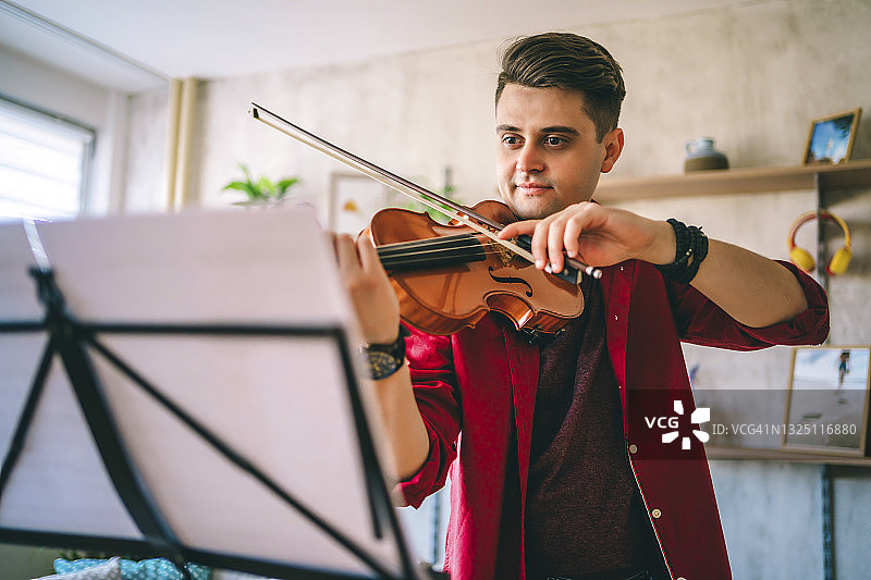 演奏小提琴的音乐人图片素材