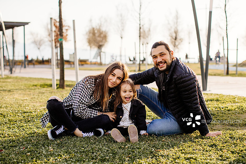 幸福的一家人在公园里玩耍图片素材