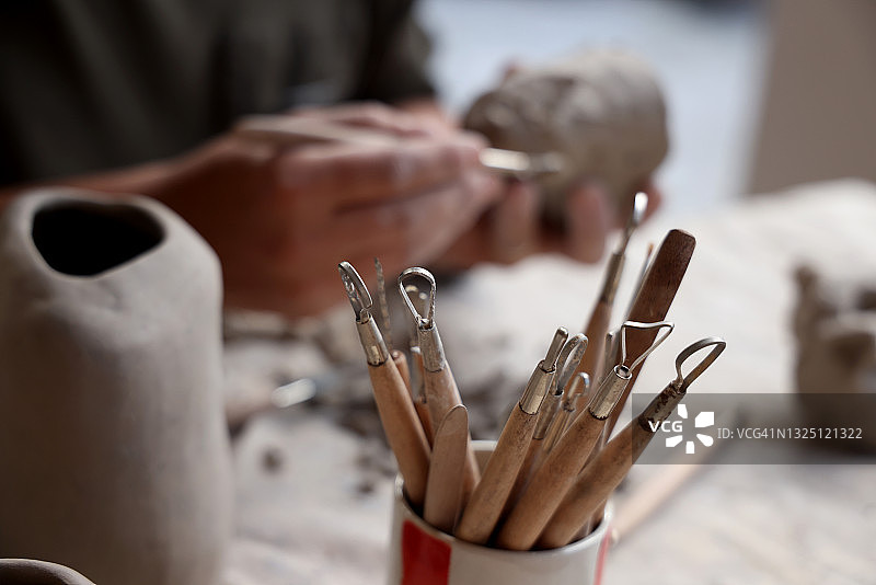 陶瓷艺术家雕刻粘土制作碗图片素材