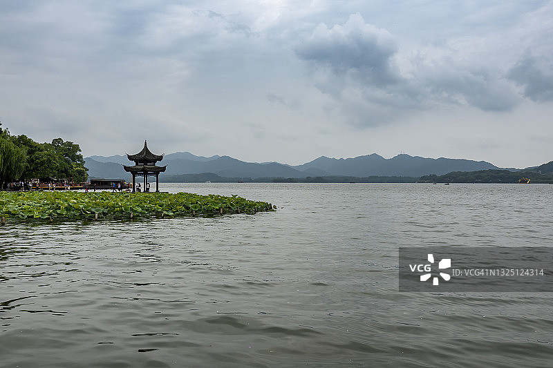 阴天时杭州西湖集贤亭景色图片素材