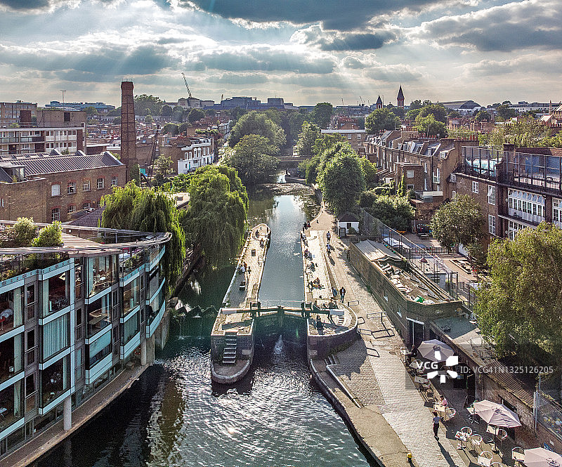阳光洒落伦敦摄政运河，远景伊斯灵顿隧道图片素材