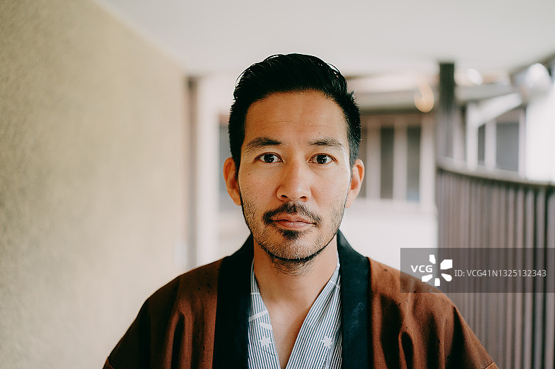 身穿浴衣的日本男人看着镜头图片素材