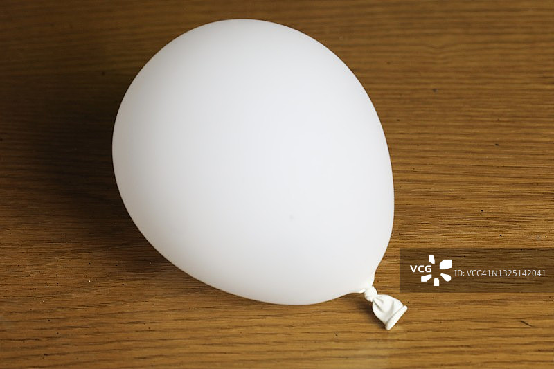 充气的白色派对气球图片素材