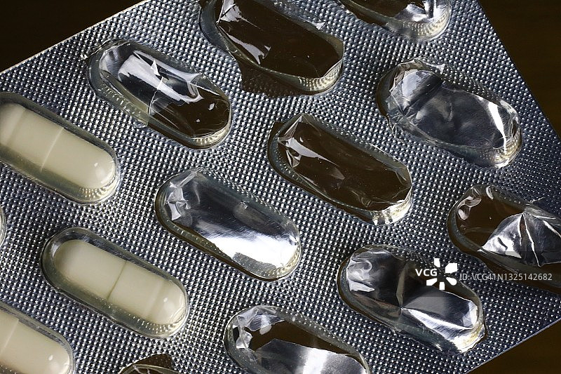 铝箔泡罩包装中的药丸图片素材