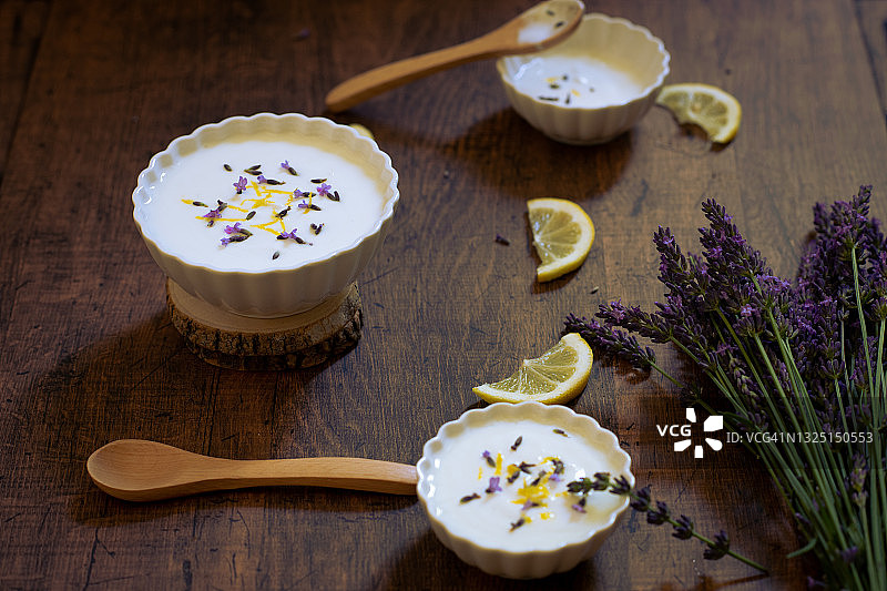 薰衣草和柠檬甜点图片素材