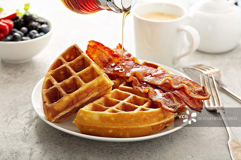 华夫饼和培根早餐盘图片素材