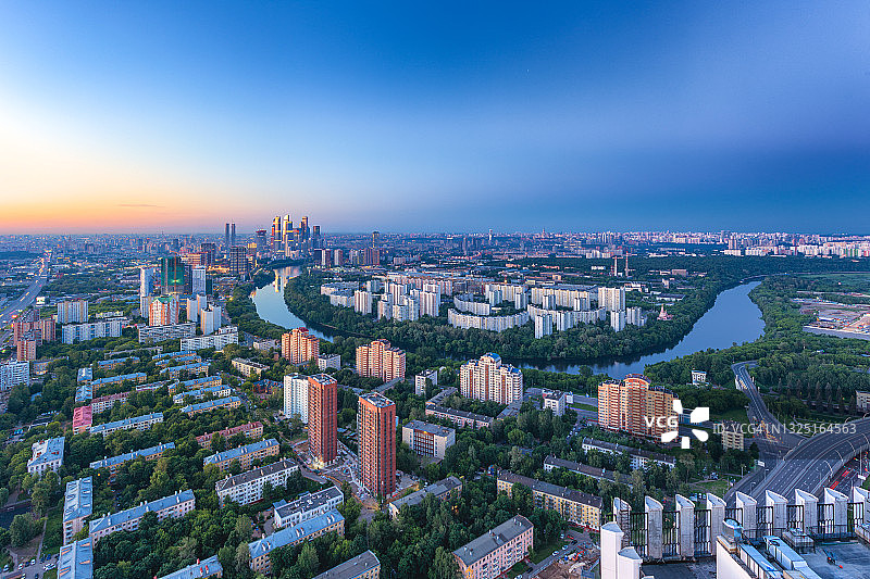 夏季晴空下的莫斯科夜景航拍图片素材