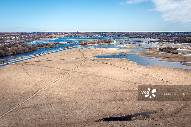 涅尔河代祷教堂航拍，位于俄罗斯弗拉基米尔州，已被联合国教科文组织列入世界遗产名录图片素材