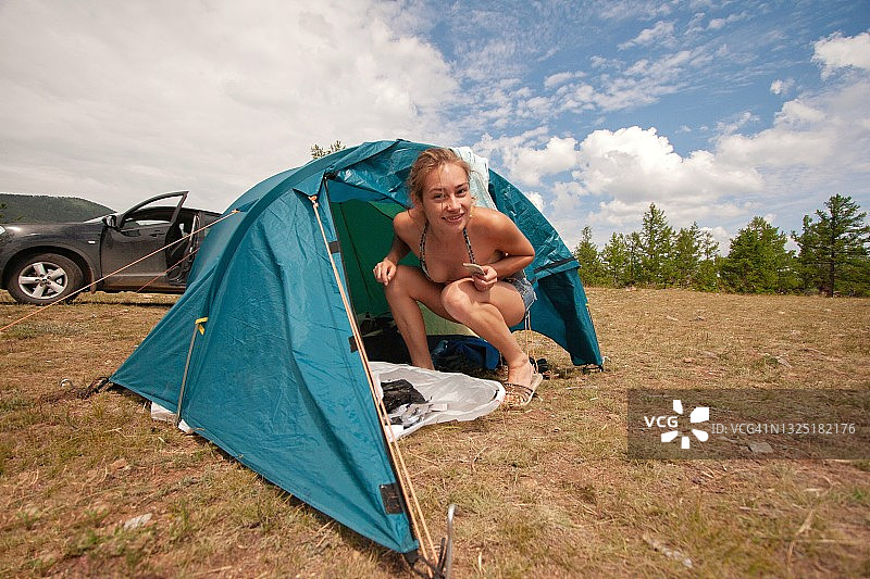 帐篷附近的美丽女孩图片素材