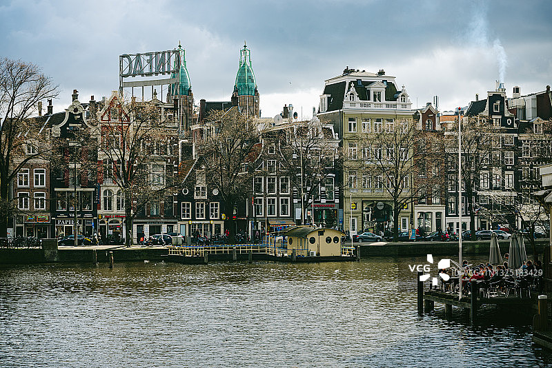 寒冬时节的荷兰阿姆斯特丹老城区运河景观图片素材