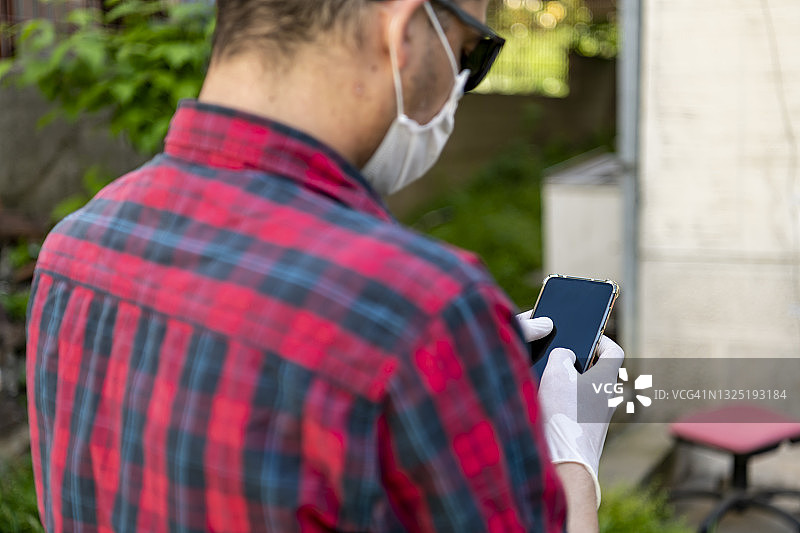 疫情期间使用手机的商务人士图片素材
