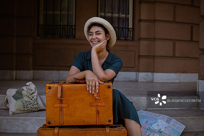 对在这座雄伟城市中的探险感到非常兴奋图片素材