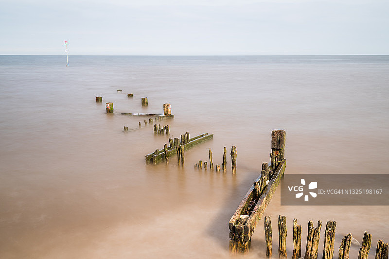 亨斯坦顿海滩的丁字坝伸入冲积滩图片素材