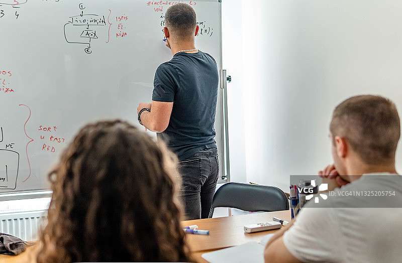 拉丁美洲青年男子为大学生授课图片素材