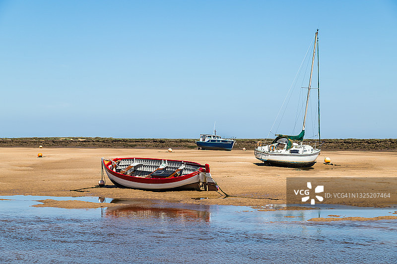 在韦尔斯附近海滩上的渔船图片素材