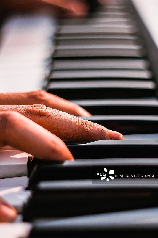 音乐家演奏合成器或电子钢琴图片素材