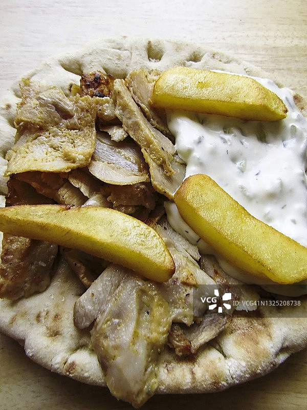 制作搭配酸奶黄瓜酱的自制希腊鸡肉卷，克里特岛，希腊图片素材