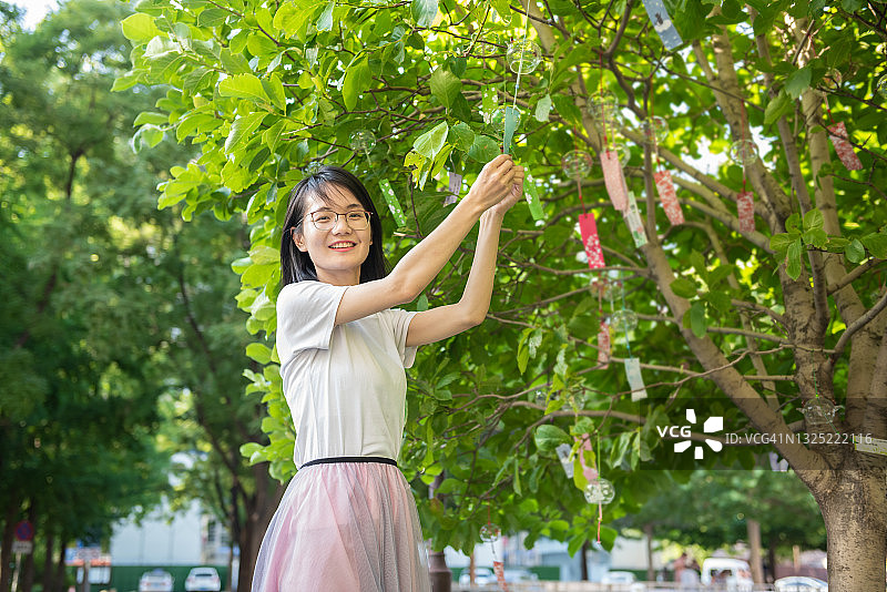 美丽的亚洲女性和许愿树图片素材