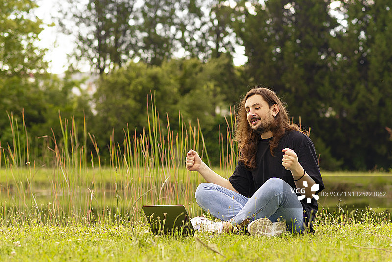 在公园观看比赛的年轻电竞爱好者图片素材