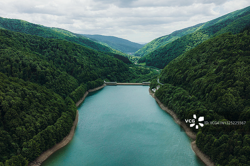 松树林中碧绿山湖的航拍美景图片素材