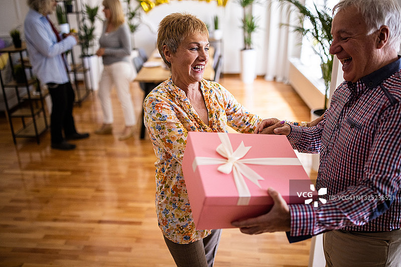 男人到家参加女性朋友的生日派对图片素材