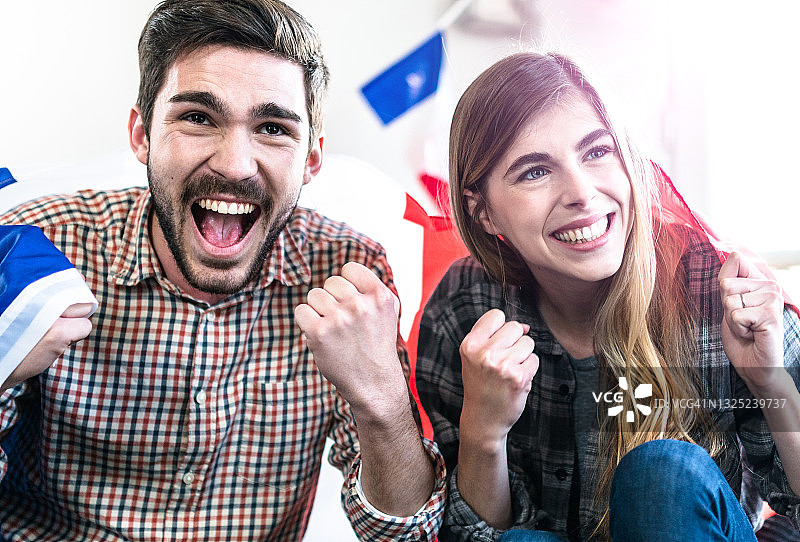 沙发上的法国球迷图片素材