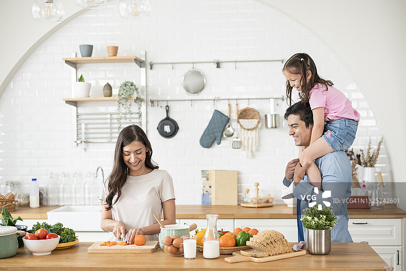 一家人在家里的厨房准备食物图片素材