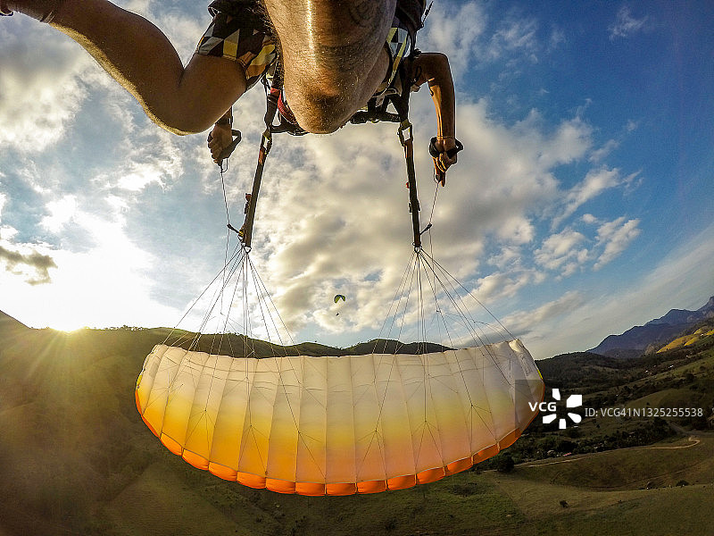 滑翔伞飞行员的视角图片素材