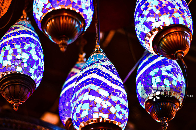 从天花板上垂下来的照明吊灯特写图片素材