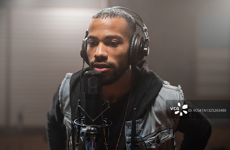 在录音室里的歌手图片素材