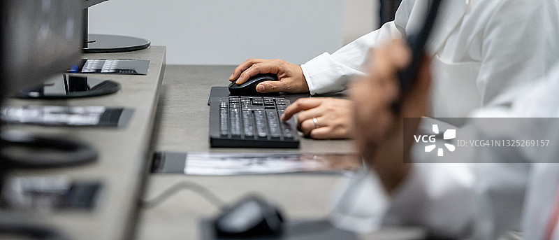 医生使用电脑和录音电话的特写图片素材