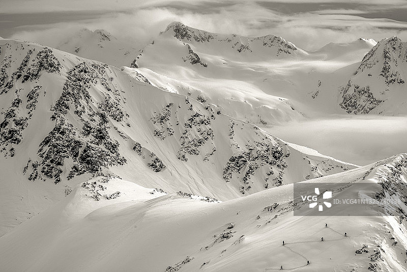 航拍加拿大落基山脉野外滑雪者图片素材