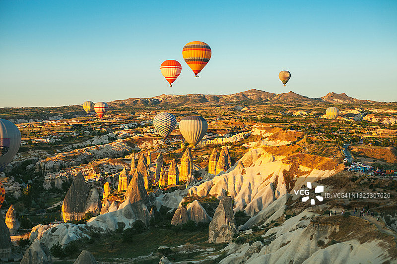 土耳其卡帕多奇亚日出景观上的热气球图片素材