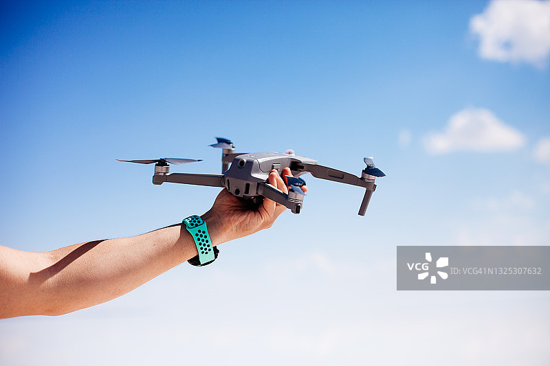 土耳其安卡拉：蓝天下手中的无人机图片素材